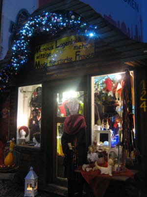 Laden aussen im Weihnachtslicht